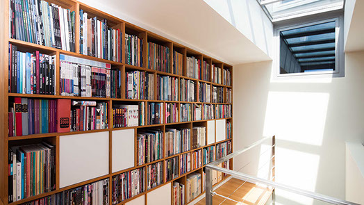 Wand boekenkast in eik met gesloten deurtjes in wit gelakte MDF