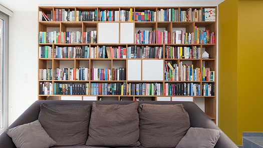 Wandkast voor boeken met open vlakken en gesloten delen