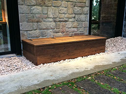 Buitenmeubilair in steigerhout met dubbele functie: zitbank en afsluitbaar opbergmeubel